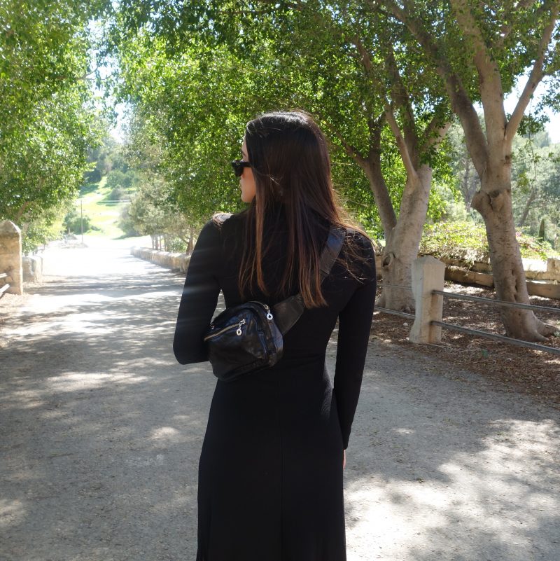 פאוץ' מעור מבריק בצבע שחור עם רוכסני מתכת