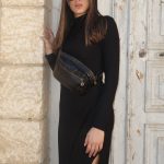 פאוץ' מעור מטקסטורת נחש בצבע שחור עם רוכסני מתכת