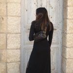 פאוץ' מעור מטקסטורת נחש בצבע שחור עם רוכסני מתכת