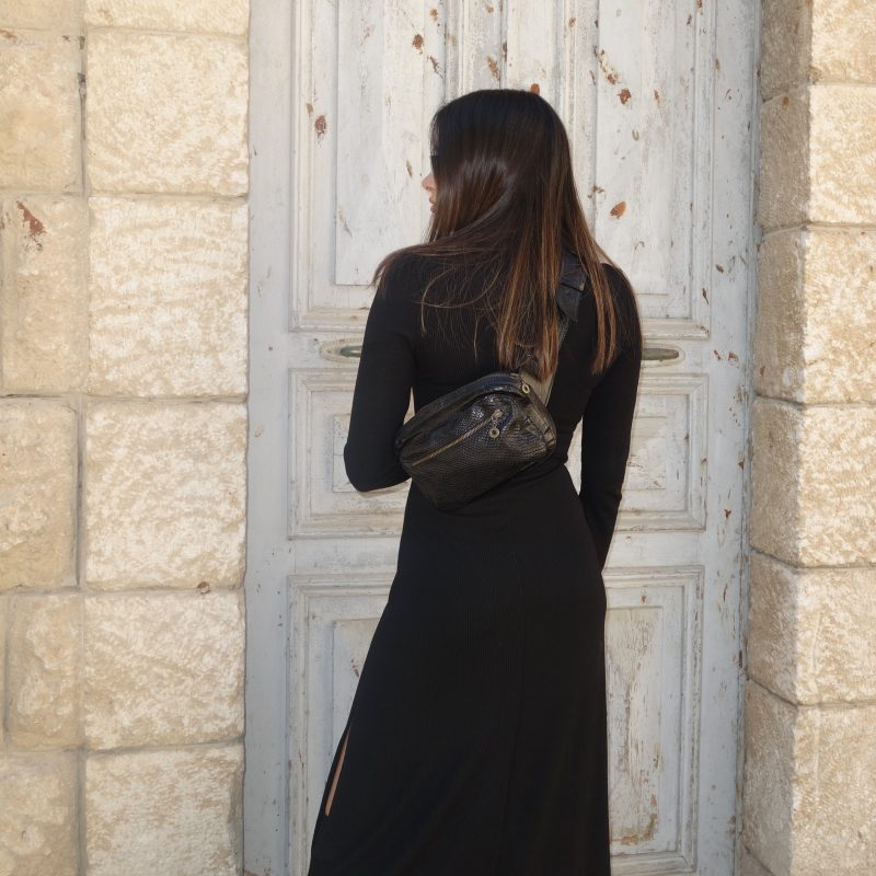 פאוץ' מעור מטקסטורת נחש בצבע שחור עם רוכסני מתכת