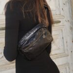 פאוץ' מעור מטקסטורת נחש בצבע שחור עם רוכסני מתכת