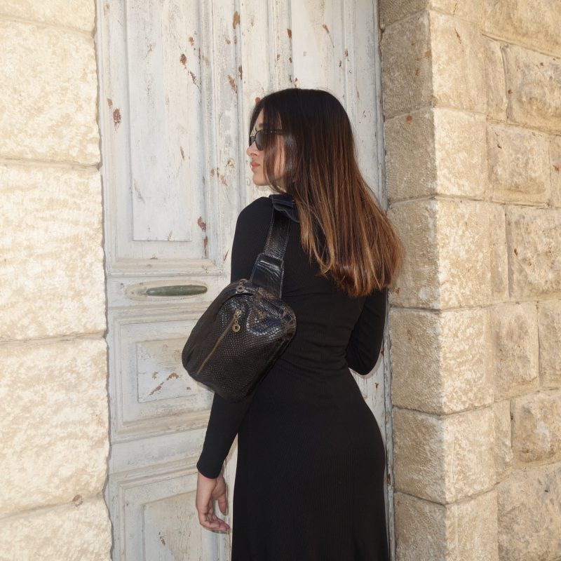 פאוץ' מעור מטקסטורת נחש בצבע שחור עם רוכסני מתכת