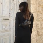 פאוץ' מעור מטקסטורת נחש בצבע שחור עם רוכסני מתכת