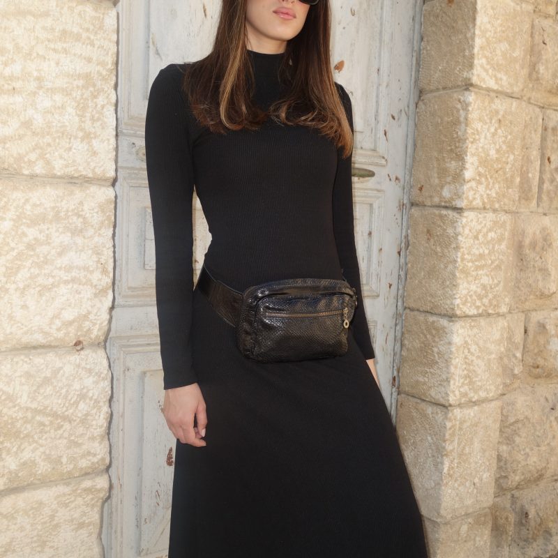 ⁦פאוץ' מעור בטקסטורת נחש בצבע שחור עם רוכסני מתכת⁩ – תמונה ⁦17⁩