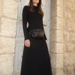 ⁦פאוץ' מעור בטקסטורת נחש בצבע שחור עם רוכסני מתכת⁩ – תמונה ⁦2⁩