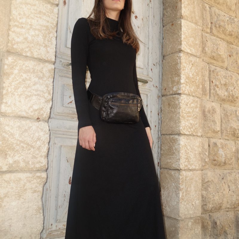 ⁦פאוץ' מעור בטקסטורת נחש בצבע שחור עם רוכסני מתכת⁩ – תמונה ⁦2⁩