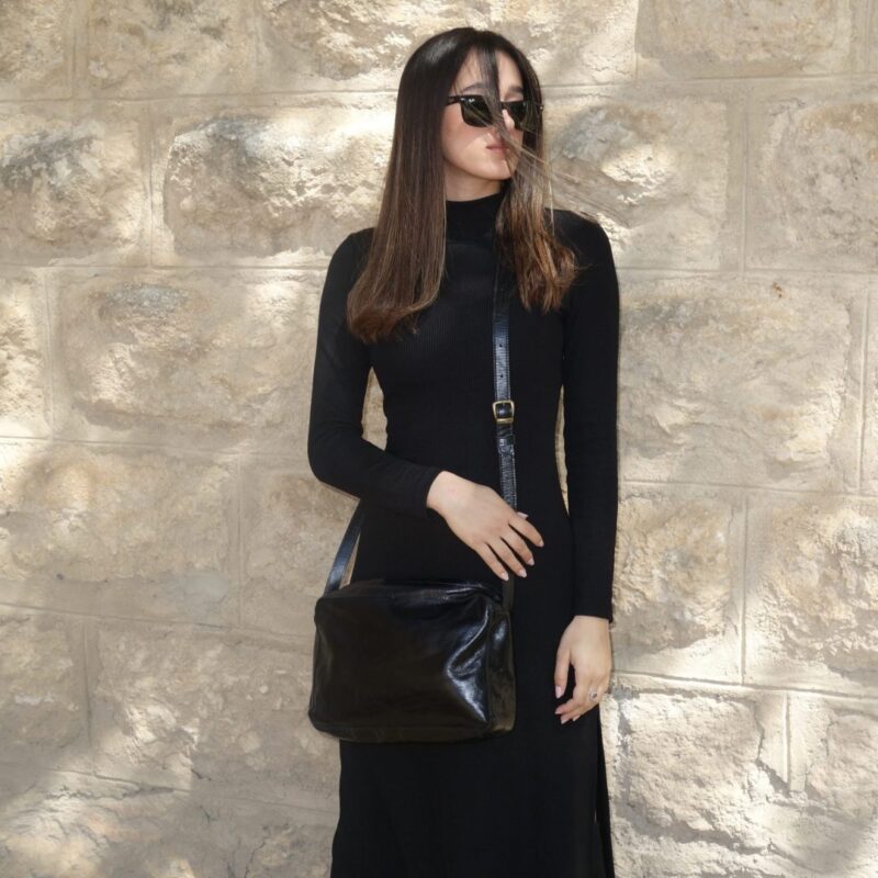 תיק צד קטן מעור בצבע שחור מבריק