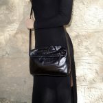 תיק צד קטן מעור בצבע שחור מבריק