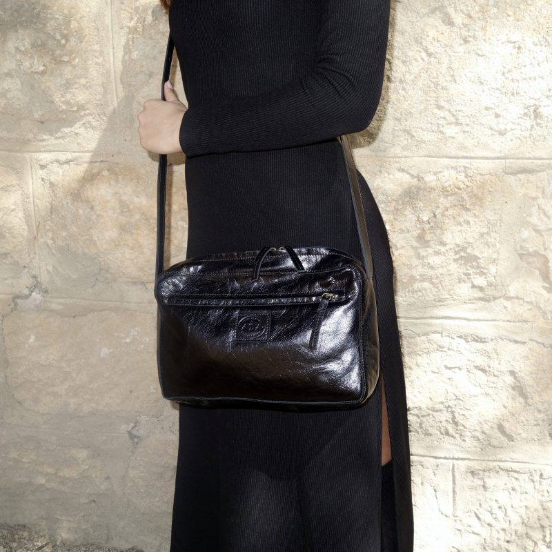 תיק צד קטן מעור בצבע שחור מבריק