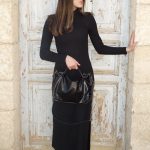 תיק צד קטן מעור מעוצב כמזוודה וינטג' – בצבע שחור מבריק