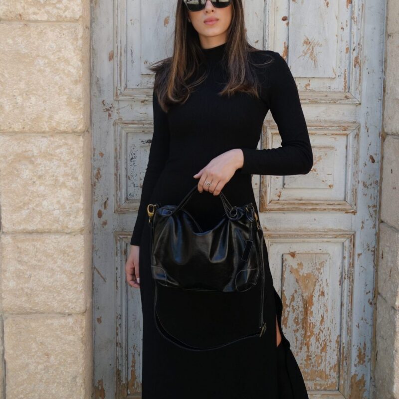 תיק צד קטן מעור מעוצב כמזוודה וינטג' – בצבע שחור מבריק