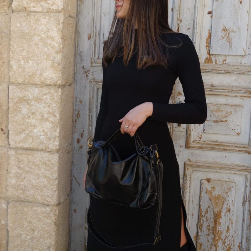 תיק צד קטן מעור מעוצב כמזוודה וינטג' – בצבע שחור מבריק