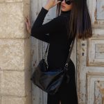 תיק צד קטן מעור מעוצב כמזוודה וינטג' – בצבע שחור מבריק