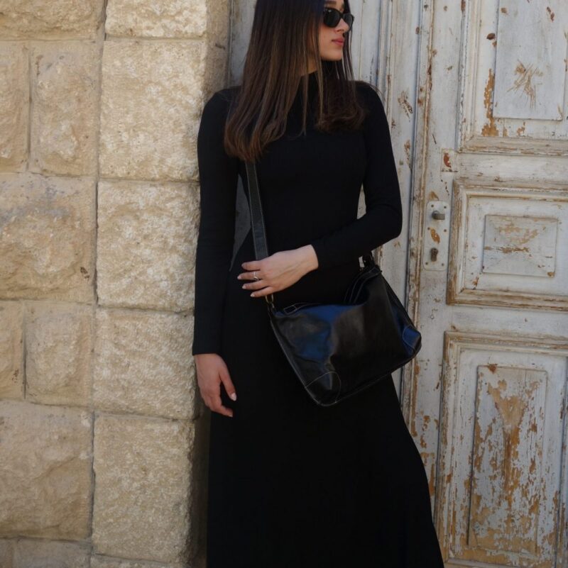 תיק צד קטן מעור מעוצב כמזוודה וינטג' – בצבע שחור מבריק