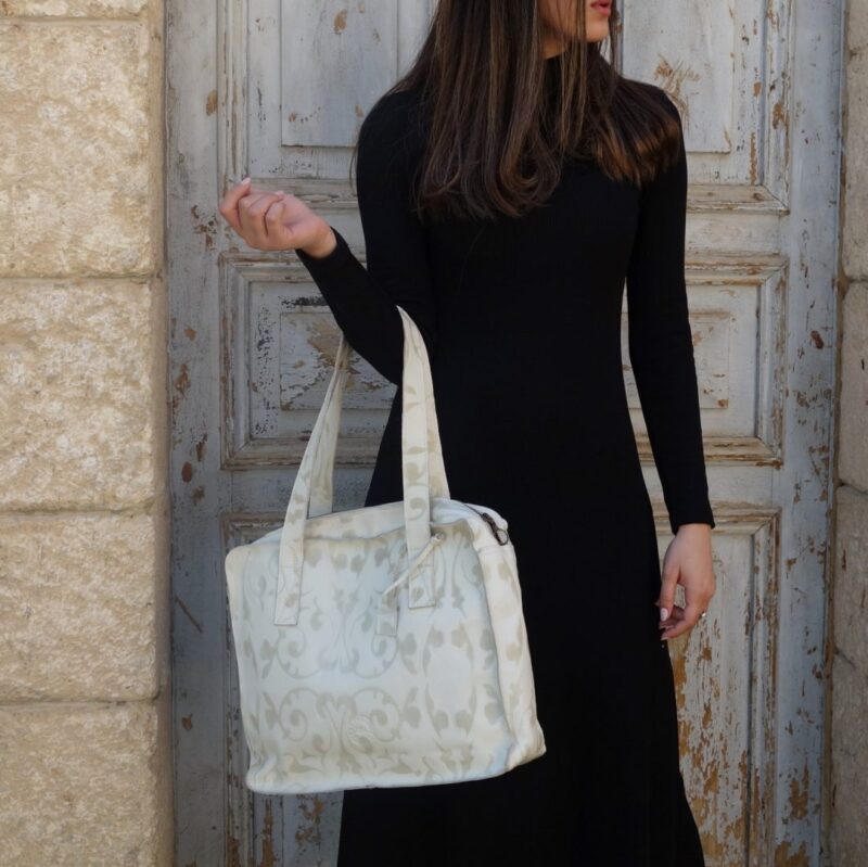 תיק כתף גדול מעור מוטבע בצבע לבן
