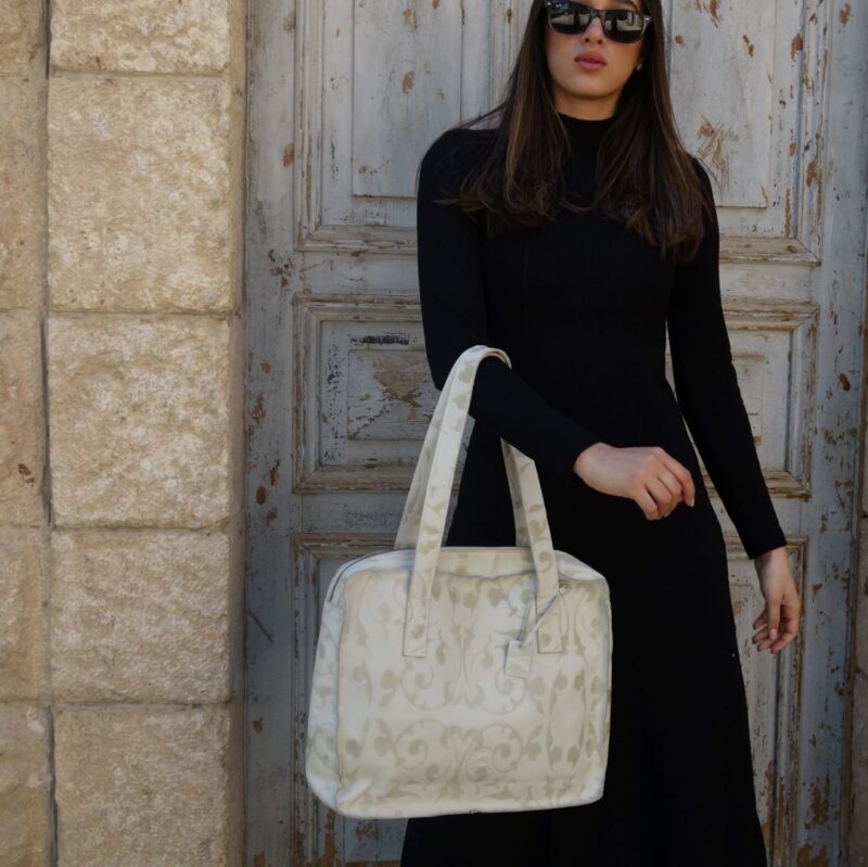 תיק כתף גדול מעור מוטבע בצבע לבן
