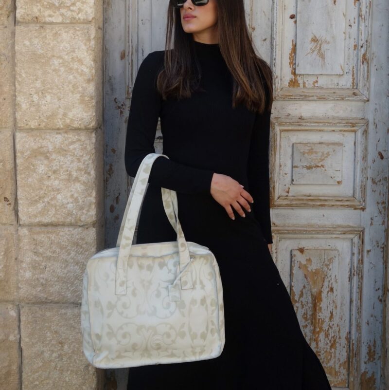 תיק כתף גדול מעור מוטבע בצבע לבן