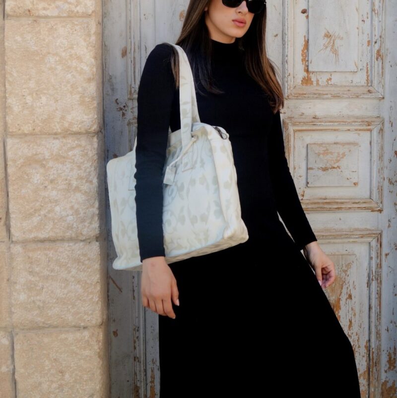 תיק כתף גדול מעור מוטבע בצבע לבן