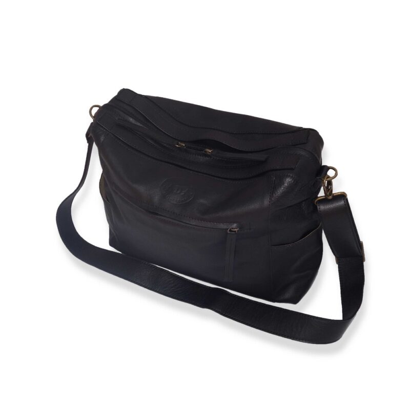 תיק מסנג'ר מעור בצבע שחור עם כיסים חיצוניים