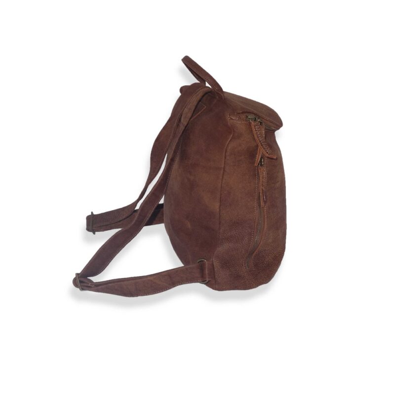 תיק גב מעור עם רוכסן מעוגל , בצבע חום - עור אפריקה תיק גב מעור עם רוכסן מעוגל , בצבע חום - עור אפריקה