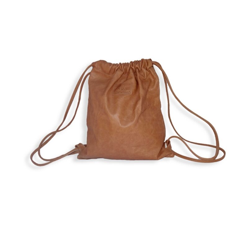 תיק גב מעור בגזרת שק עם סגירת שרוכים בצבע חום קאמל