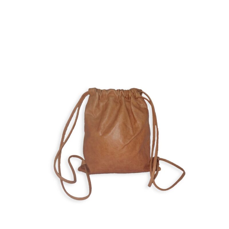 תיק גב מעור בגזרת שק עם סגירת שרוכים בצבע חום קאמל